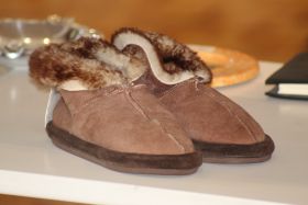 Conoce y adquiere piezas de piel y cuero elaboradas por artesanos mexiquenses con técnicas de talabartería y peletería