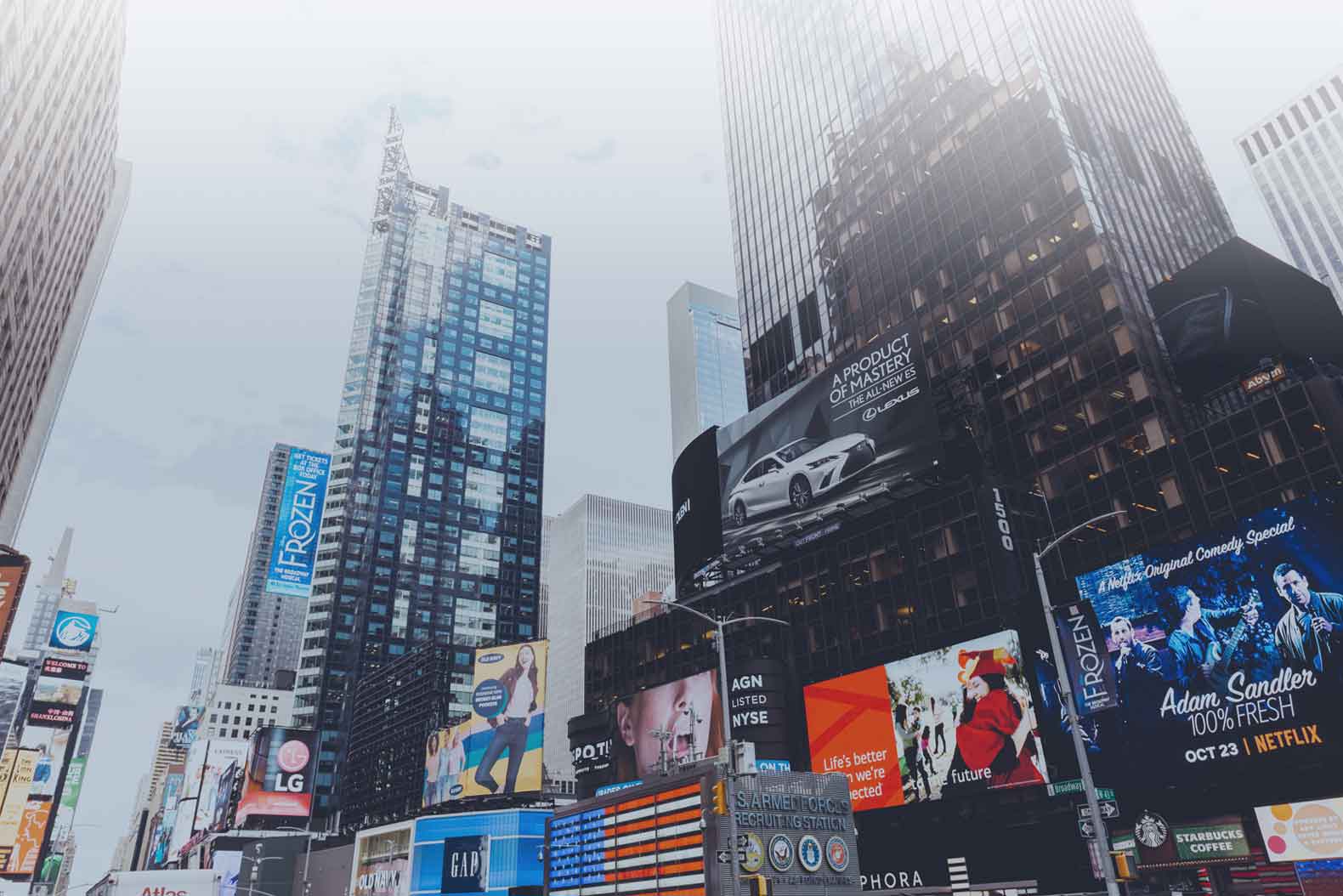 Equipo editorial en operacion